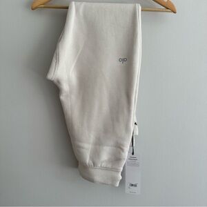 Alo Men’s Triumph Sweatpant in Bone, Small